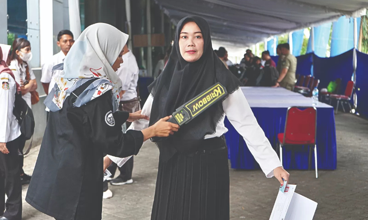 Proses pemeriksaan para peserta CASN sebelum memasuki ruangan ujian. (Ilmidza Amalia Nadzira/Radar Kediri) - Image