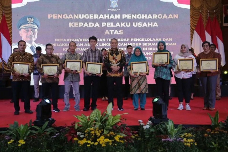 Wali Kota Surabaya Eri Cahyadi memberikan penghargaan kepada 16 pelaku usaha di Graha Sawunggaling, Surabaya, Jumat (24/12). (ANTARA/Diskominfo Surabaya) - Image