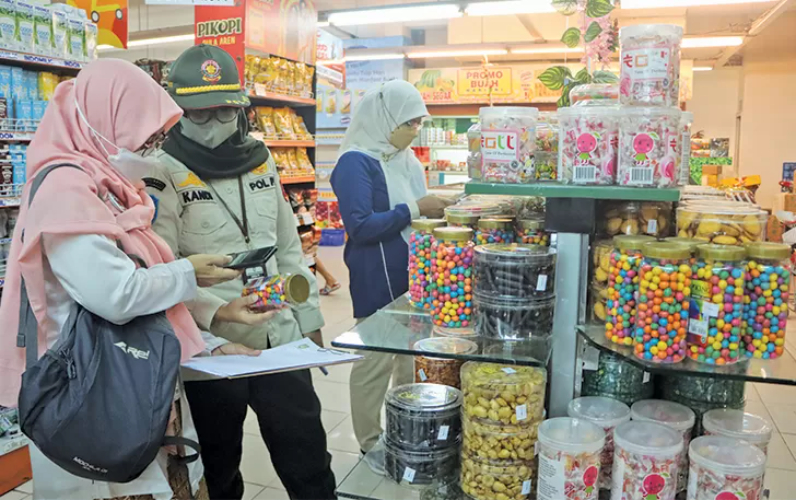 Pemeriksaan makanan yang dijual di salah satu ritel di Kota Solo/ sumber: Radar Solo_M.Ihsan - Image