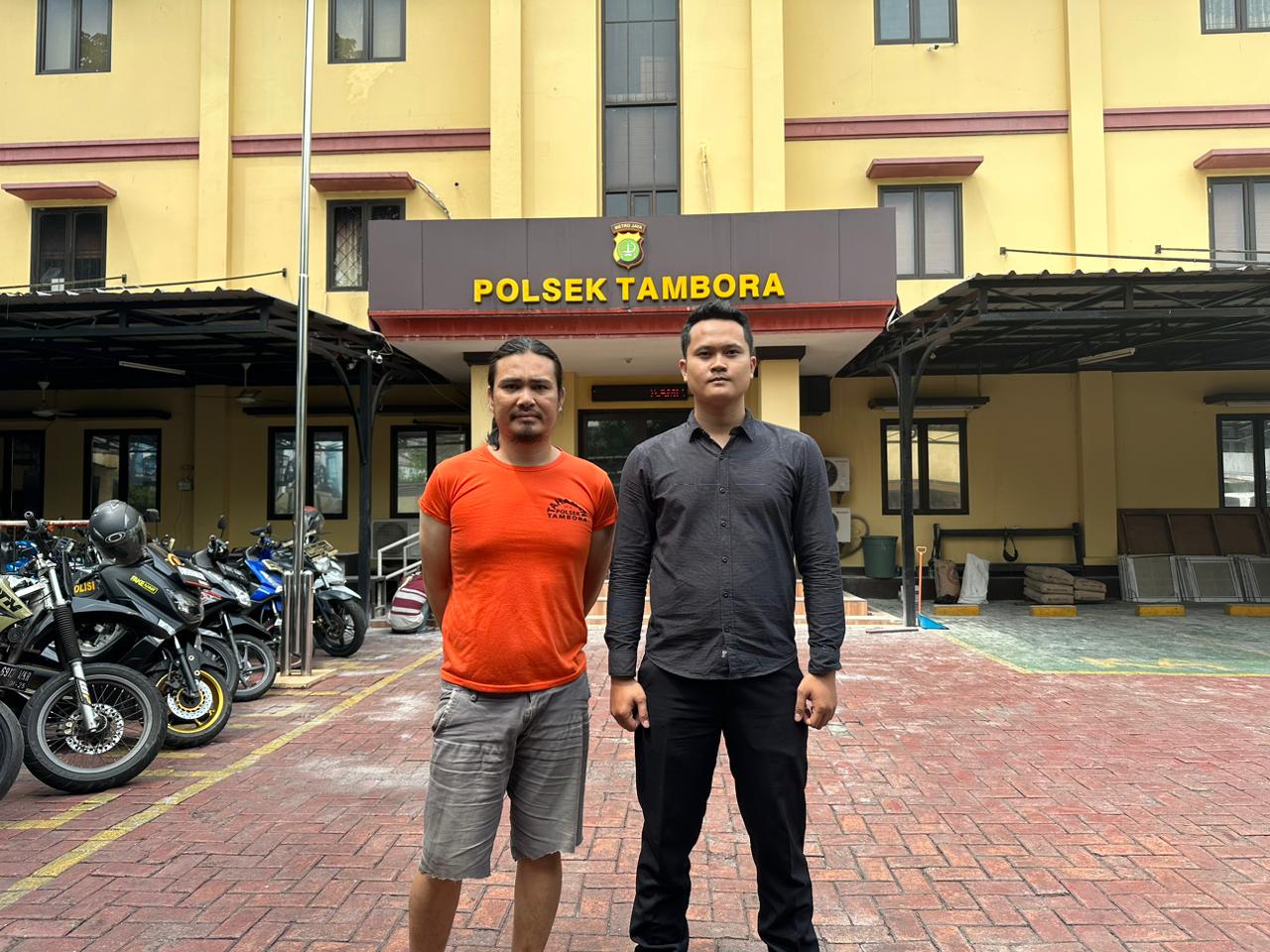 Polisi menangkap seorang pelaku penipuan dengan modus menawarkan biro jasa pembuatan surat-surat kendaraan bermotor di Tambora, Jakarta Barat, berinisial SA, 39. - Image