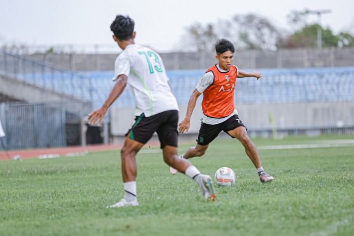 Kasim Botan (kanan) saat menjalani latihan bersama Persebaya Surabaya. Dia kini mulai mendapatkan kesempatan main sebagai bek kanan. (persebaya.id) - Image
