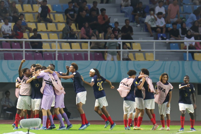 Pemain Timnas Prancis U-17 merayakan keberhasilan mereka menang atas Uzbekistan U-17. Mereka melaju ke semifinal Piala Dunia U-17 2023. (LOC WCU17/NFL) - Image