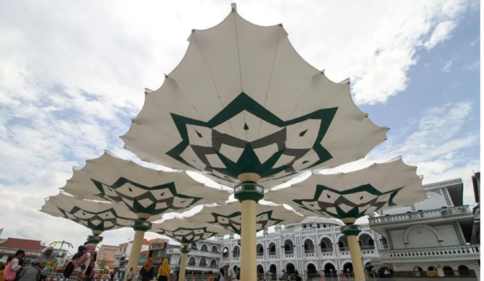 Keindahan Payung Madinah di Kota Pasuruan. - Image