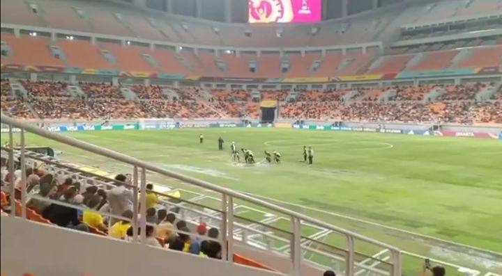 kondisi Rumput JIS yang diguyur hujan saat laga Piala Dunia U-17 antara Brazil vs Argentina./Media sosial X (tanpa nama akun) via Jawa Pos - Image