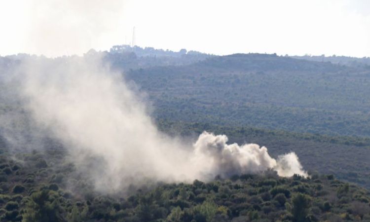 Asap mengepul menyusul penembakan Israel di pinggiran desa Tayr Harfa di selatan Lebanon dekat perbatasan dengan Israel. - Image