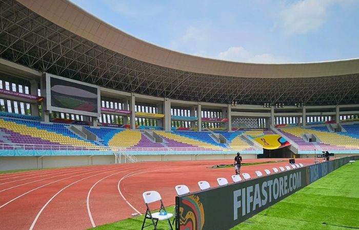 Tampak luar perkembangan pembangunan Gedung Olah Raga (GOR) Manahan Solo. - Image