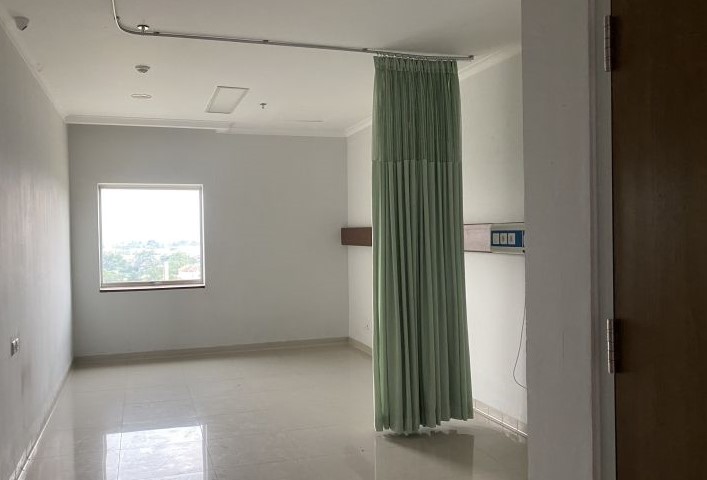 Salah satu tampak ruangan yang disiapkan bagi caleg yang kejiwaannya terganggu akibat gagal pada Pemilu 2024 di RSUD Oto Iskandar Dinata (Otista), Soreang, Kabupaten Bandung. - Image