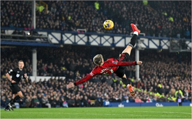 Gol spektakuler Alejandro Garnacho juga menjadi gol pembuka bagi Manchester United dalam pertandingan melawan Everton./ (akun X (@Olaleks81552800) - Image