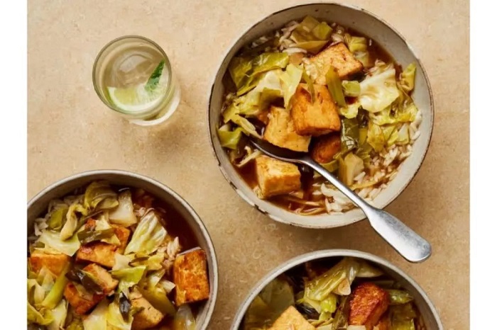 Tangkapan layar Sup vegan tiga bahan ala Tiongkok dari Meera Sodha./Loiuse Hagger/theguardian.com - Image