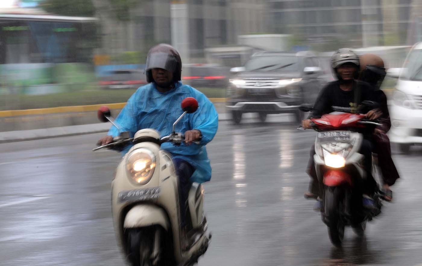 Sejumlah Kendaraan melintas dengan kondisi Hujan di Jalan Thamrin, Jakarta, Sabtu (25/11/2023). - Image