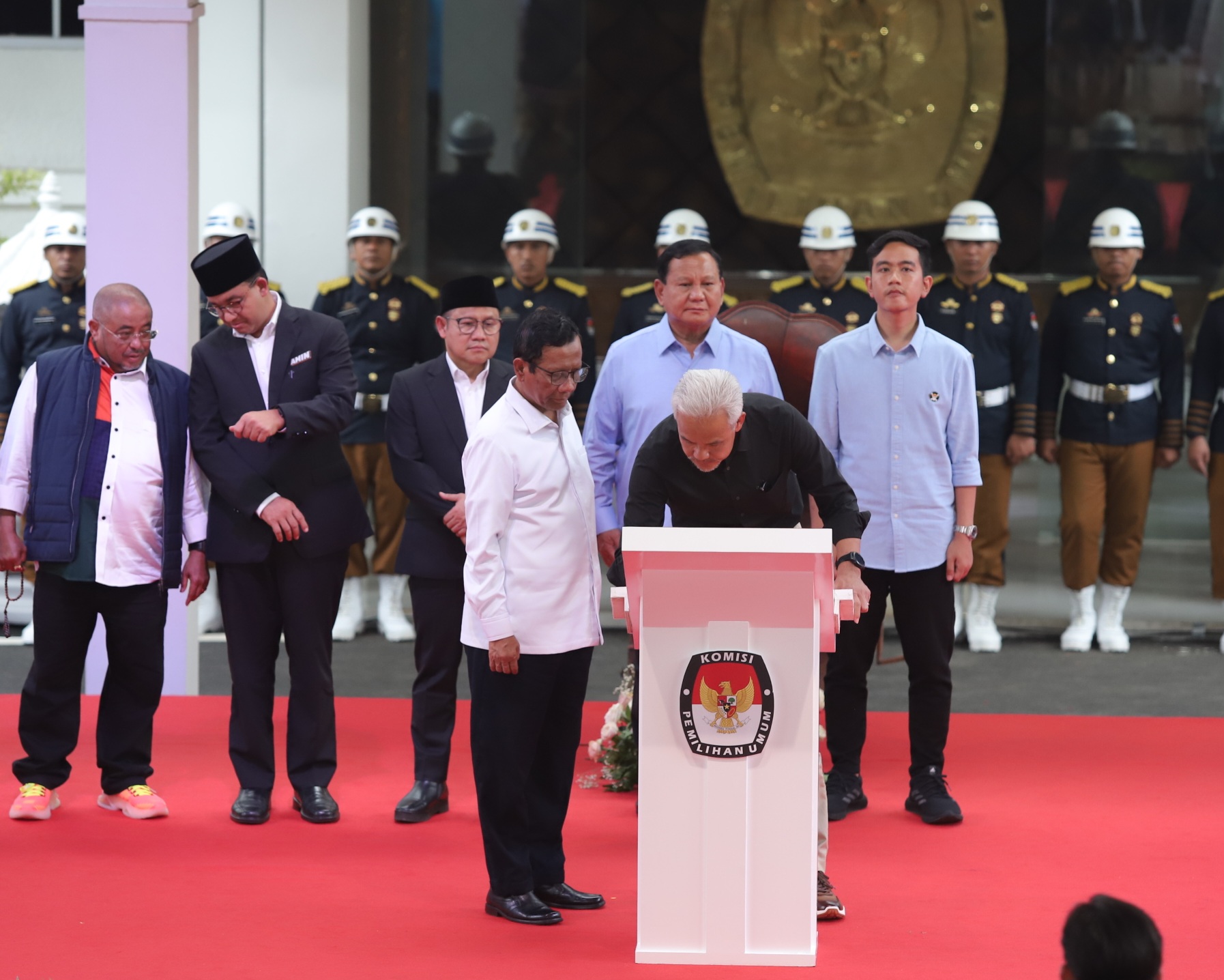 Pasangan calon presiden dan wakil presiden Ganjar Pranowo-Mahfud MD dalam acara Deklarasi Kampanye Pemilu Damai 2024 KPU RI di Jakarta. - Image