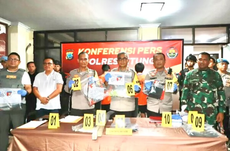 Kapolda Sulut Setyo Budiyanto, didampingi Dirreskrikum Kombes Gani Siahaan, Kabid Humas Kombes Iis Kristian, Kapolres Bitung Tommy Souissa, Dandim Bitung Hanif Tupen, dan Wali Kota Maurits Mantiri. - Image