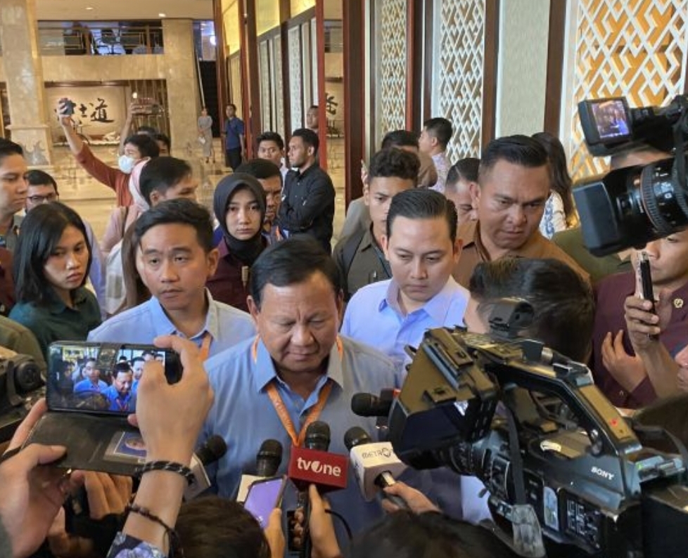 Prabowo Subianto dan Gibran Rakabuming Raka usai Rapat Koordinasi Nasional Sentra Penegakan Hukum Terpadu (Gakkumdu) di Jakarta, Senin (27/11/2023) - Image