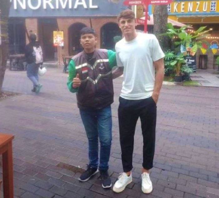 Stefano Beltrame (kanan) berfoto bersama penggemar di Bandung. Beltrame dikabarkan akan menjadi pengganti Levy Madinda di skuad Persib Bandung. (Instagram/@persibfans.tv) - Image