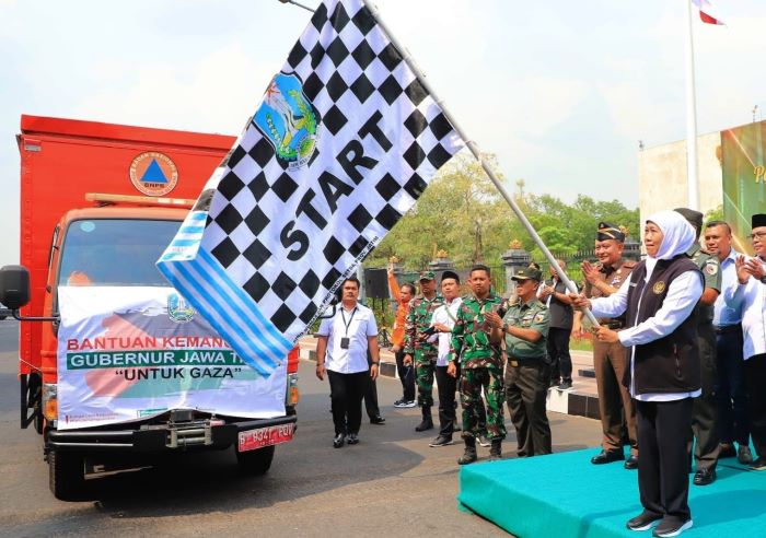 Gubernur Khofifah Indar Parawansa bersama Forkopimda Jatim melepas pemberangkatan bantuan kemanusiaan untuk rakyat Palestina di Lapangan Makodam V Brawijaya, Surabaya, Senin (27/11). - Image