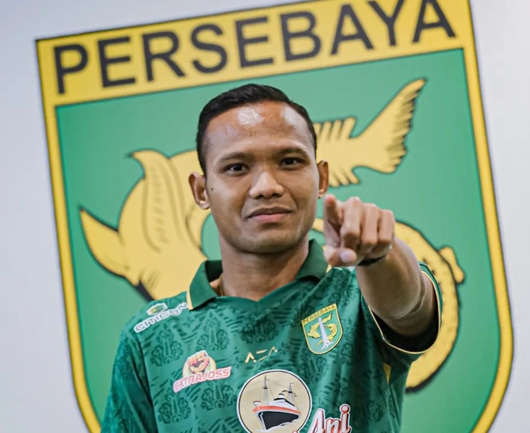 Melalui akun Instagram @officialpersebaya, Persebaya resmi mengumumkan kembalinya Oktafianus Fernando dan dikontrak 1,5 musim. - Image