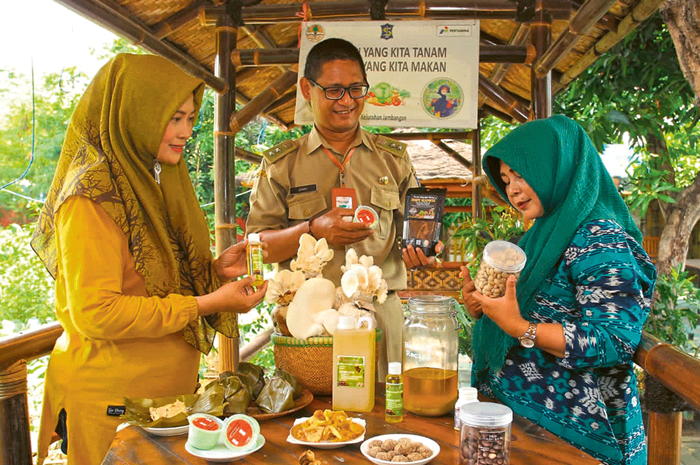 INOVASI: Lurah Jambangan Sanny Noerma Safaah (tengah) melihat hasil olahan makanan untuk mengatasi tengkes. Oleh BKKBN, Kelurahan Jambangan dinobatkan sebagai juara kelurahan bebas tengkes. - Image