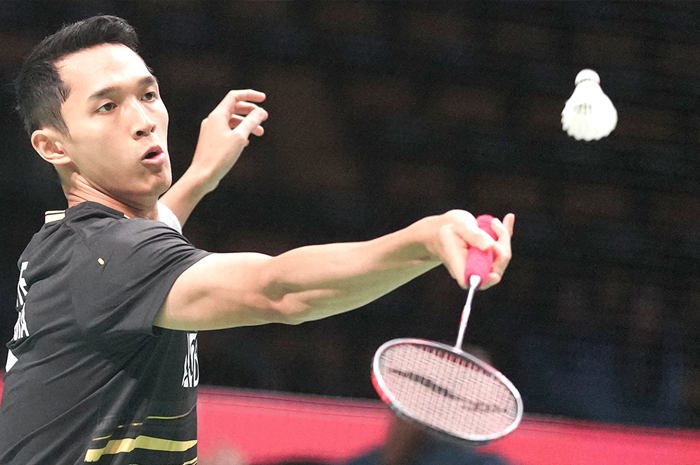 FOKUS PEMULIHAN: Jonatan Christie saat menghadapi Chou Tien Chen di Denmark Open pada 18 Oktober lalu. - Image