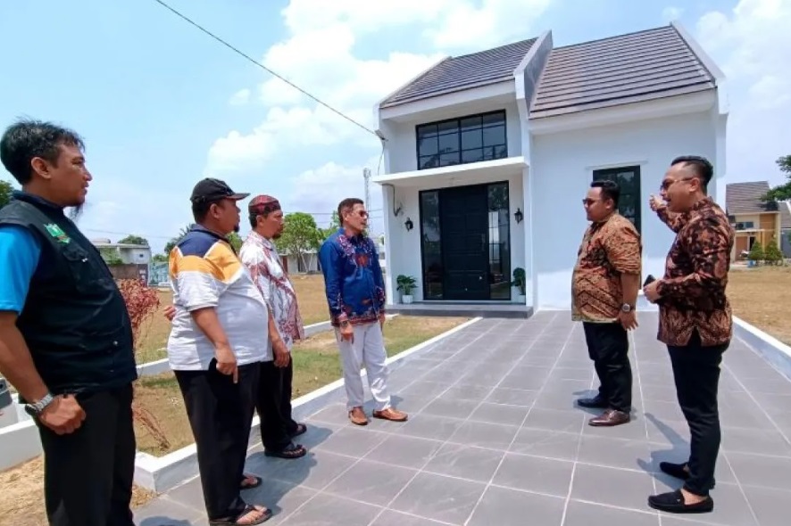 Direktur Utama Pagriyan Grup Angga Novianto menunjukkan rumah contoh kepada pengurus Daerah Muhammadiyah Sidoarjo yang berlokasi di Krian, Sidoarjo./ - Image