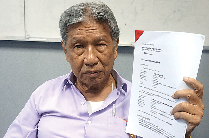 TEKOR: Ardi Harijanto menunjukkan surat gugatan terhadap mantan pengacaranya, Agung Satryo Wibowo. - Image