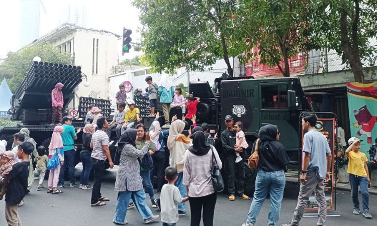 Sejumlah pengunjung CFD Tunjungan melihat dan mencoba menaiki alustista milik TNI AL saat pameran di tengah Jalan Tunjungan Surabaya. (SURYANTO/RADAR SURABAYA) - Image