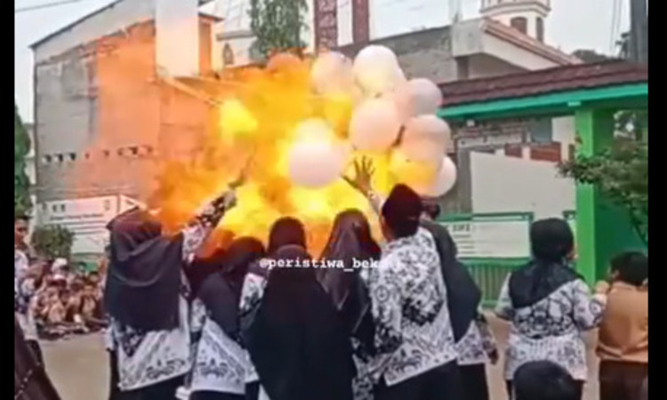 Balon helium meledak dalam upacara perayaan Hari Guru di SDN Cimuning, Mustikajaya, Bekasi/ sumber : akun Instagram @peristiwa_bekasi - Image