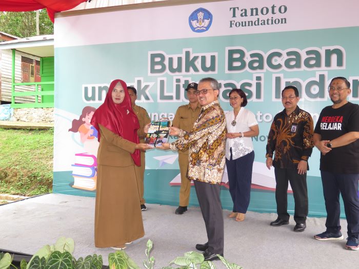 Kepala Badan Pengembangan dan Pembinaan Bahasa Kebudayaan Kemendikbudristek Aminudin Aziz (kanan) menyerahkan secara simbolis buku bacaan kepada Kepala Sekolah SDN 018 Tenggarong Seberang (27/11) - Image