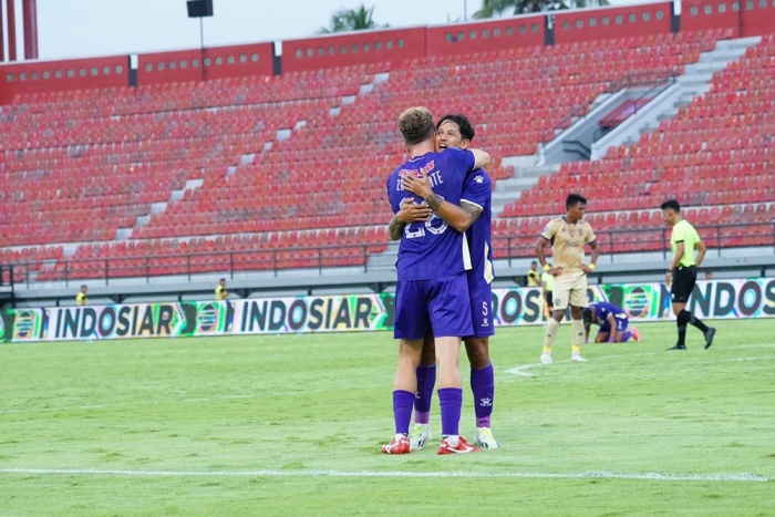Ze Valente dan Irfan Bachdim berpelukan saat Persik Kediri berhasil membobol gawang Arema FC. Marcelo Rospide semringah menyikapi debut dua pemain anyarnya tersebut. - Image