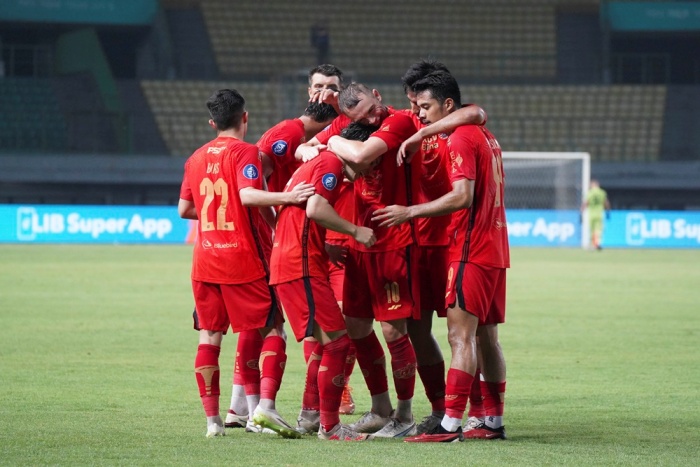 Persija Jakarta merayakan keberhasilan membobol gawang Bhayangkara FC. Sayang, Persija bermain imbang 2-2 di Stadion Patriot Candrabhaga. - Image