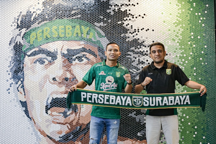 Oktafianus Fernando (kiri) bersama Manajer Persebaya Yahya Alkatiri saat diperkenalkan sebagai pemain anyar Green Force putaran kedua Liga 1 musim ini. (persebaya.id) - Image