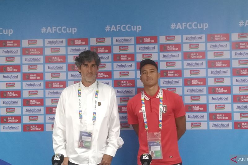 Pelatih Kepala Bali United Stefano Cugurra (kiri) bersama bek kanan Bali United I Made Andhika Wijaya di sela sesi jumpa pers H-1 melawan tim Filipina Stallion Laguna FC. (ANTARA) - Image