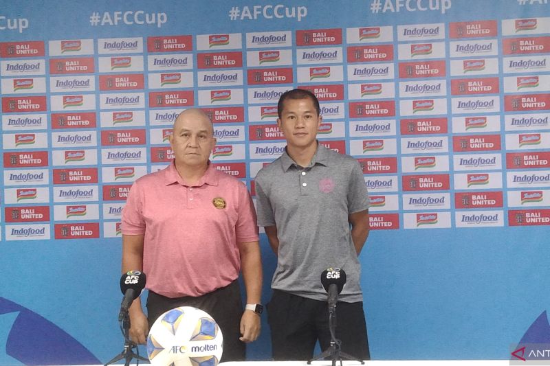 Pelatih Kepala Stallion Laguna FC Ernest Thomas Nierras (kiri) bersama pemainnya Matthew Nierras di sela jumpa pers H-1 jelang laga melawan Bali United. (ANTARA) - Image