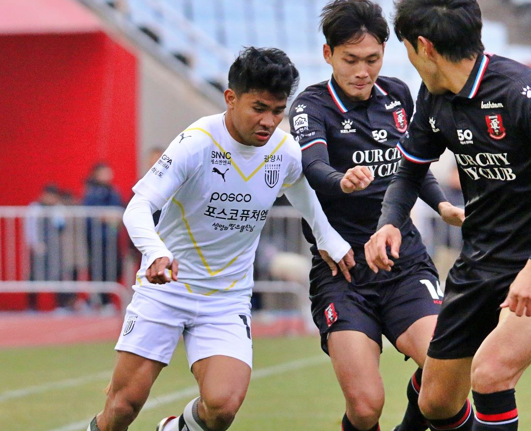Asnawi Mangkualam (kiri) mendapatkan kritikan dari pelatih di timnya saat ini, Jeonnam Dragons, Lee Jang-kwan. - Image