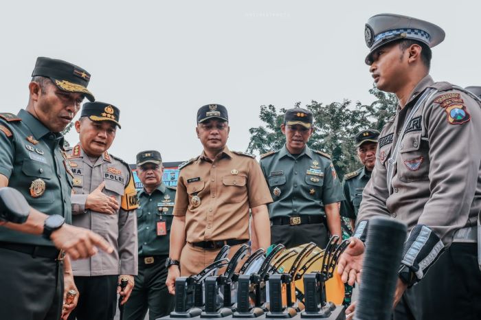 Wali Kota Eri Cahyadi bersama Danrem 084 Bhaskara Jaya dan Kapolrestabes Surabaya, meninjau peralatan yang digunakan apabila terjadi bencana alam. - Image