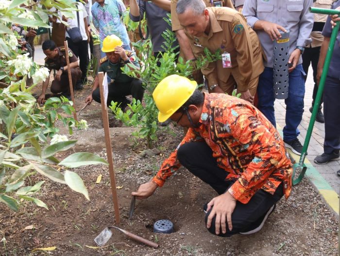 Bupati Ahmad Muhdlor Ali bersama Forkopimda Kabupaten Sidoarjo laksanakan pembuatan lubang resapan (biopori) di halaman Balai Desa Tropodo Kecamatan Waru. - Image