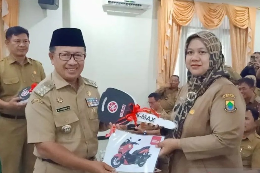 Bupati menyerahkan bantuan sepeda motor untuk kepala desa guna menunjang kinerja aparatur desa, Senin (27/11). (ANTARA/Ahmad Fikri) - Image