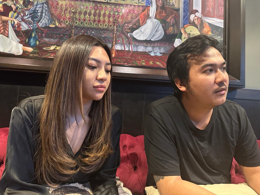 Dua pemilik Kloud Sky Dining & Lounge, Ramdana Darmawan (kanan) dan Shakilla Astari dalam konferensi pers penyegelan permanen restoran mereka akibat salah satu pengunjung membawa narkoba. (Istimewa) - Image