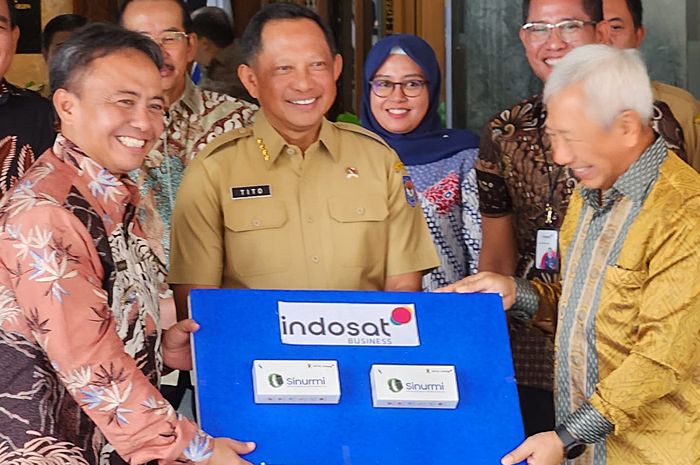 Mendagri Tito Karnavian (tengah) bersama Director and Chief Regulatory Officer PT. Indosat Ooredoo Danny Buldansyah (kanan) dan Pj. Bupati Sumedang Herman Suryatman. - Image