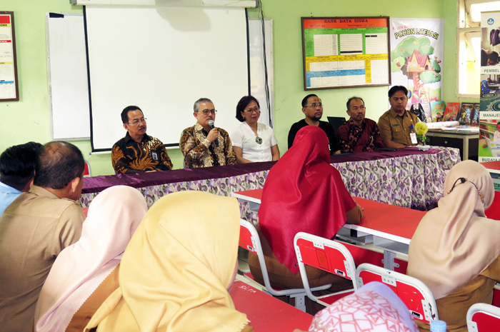 Kepala Badan Pengembangan dan Pembinaan Bahasa Kemendikbudristek Aminudin Aziz berbicara dalam pelatihan di SDN 018 Tenggarong Seberang, Senin (27/11) - Image