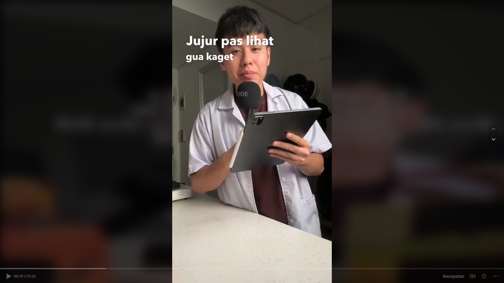 Kreator konten Dennis menguji makanan sehat di laboratorium. - Image