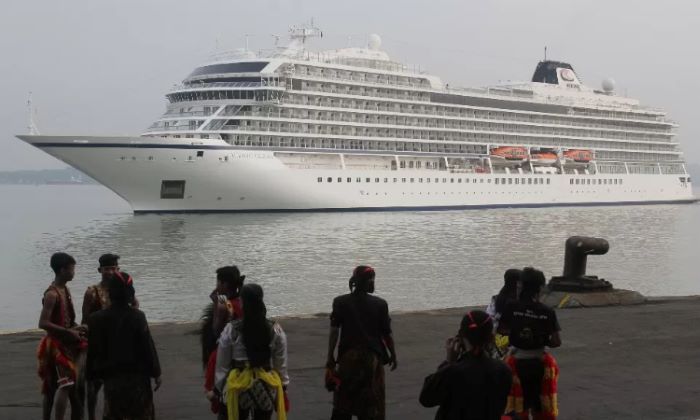 Kapal pesiar MS Viking Orion membawa 867 turis mancanegara saat bersandar di Pelabuhan Tanjung Perak, Surabaya. - Image