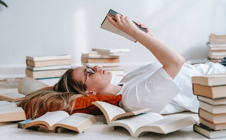 Ilustrasi Book Worm/ Sumber: (Pexels.com/ George Milton) - Image