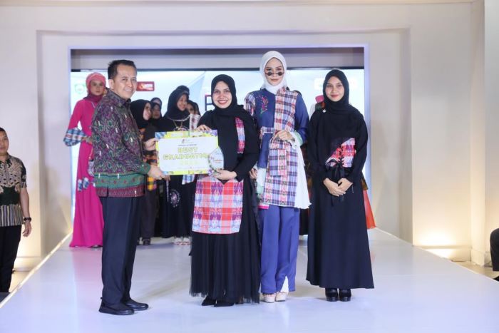 Pj Gubernur Sumsel Agus Fatoni dalam acara IKM Awards Sumsel 2023 di City Expo Palembang Indah Mall (PIM), Palembang. - Image