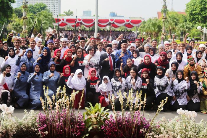 Wakil Wali Kota Surabaya Armuji usai upacara peringatan Hari Guru Nasional dan HUT PGRI ke-78, sekaligus peringatan HUT Korpri ke-52 Tahun 2023 di Taman Surya, Rabu (29/11). - Image