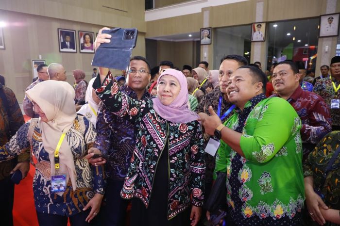Gubernur Jawa Timur Khofifah Indar Parawansa membuka Pelatihan Pra Paralegal Justice Award untuk kepala desa dan lurah di Balai Kota Among Tani Batu. - Image