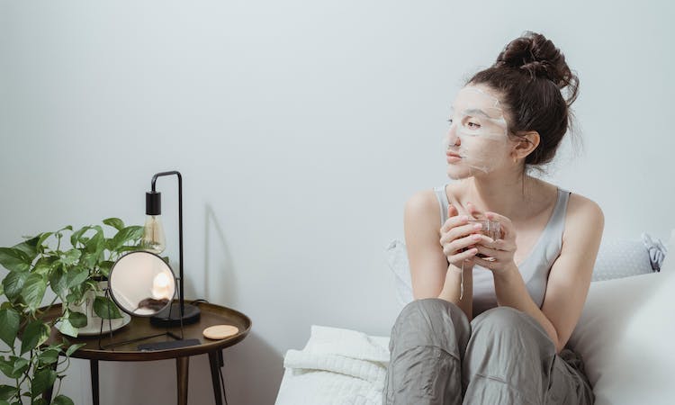 Lakukan kebiasaan merawat kulit sebelum tidur untuk menghindari masalah wajah dan menunda penuaan. (sumber: pexels/Miriam Alonso) - Image
