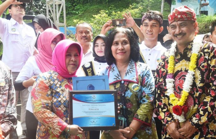 Penyerahan sertifikat geopark nasional bagi Geopark Pongkor Bogor oleh Deputi Kemaritiman Setkab / sumber: diskominfo.bogorkab.go.id - Image