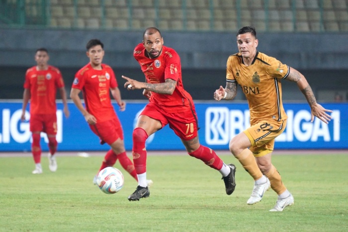 Striker Persija Jakarta Gustavo Almeida (dua dari kanan) saat menghadapi Bhayangkara FC. Almeida mengalami cedera paha di laga tersebut. - Image