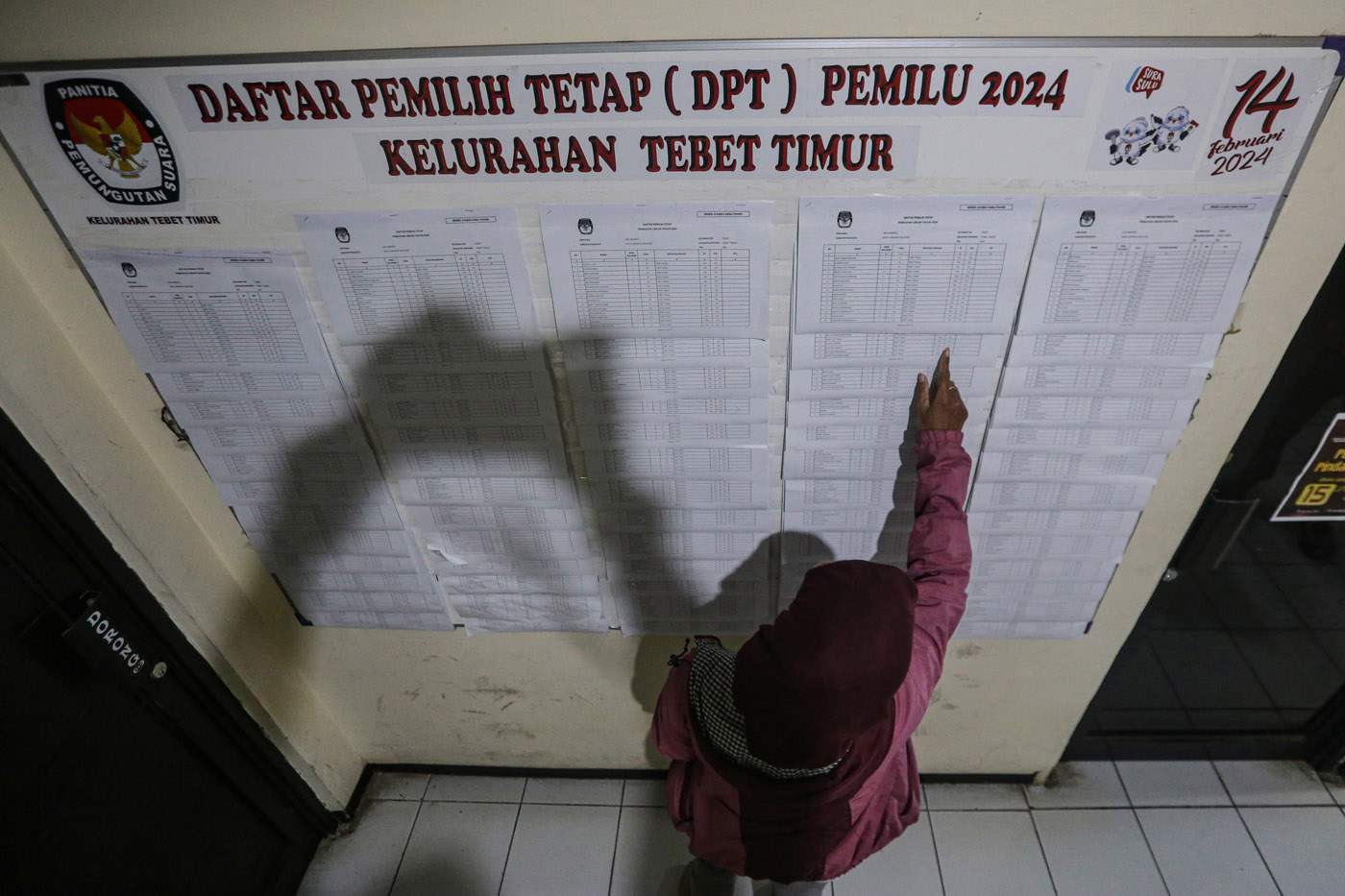 Warga melihat Daftar Pemilih Tetap (DPT) Pemilu 2024 di Kantor Kelurahan Tebet Timur, Jakarta, Rabu (29/11/2023).