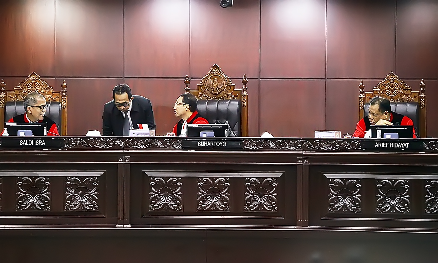 Hakim Ketua Mahkamah Konstitusi (MK) Suhartoyo (tengah) didampingi hakim konstitusi Saldi Isra (kiri) dan Arief Hidayat (kanan) memimpin sidang pengucapan putusan Pengujian Materiil Pasal 169 huruf q Undang-Undang Nomor 7 Tahun 2017 tentang Pemilihan Umum - Image
